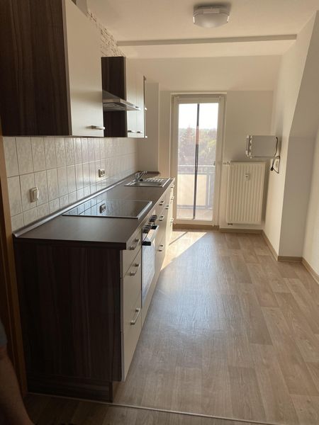 Helle 2-Raum-Dachgeschosswohnung mit Einbauküche im Herzen von Altenburg